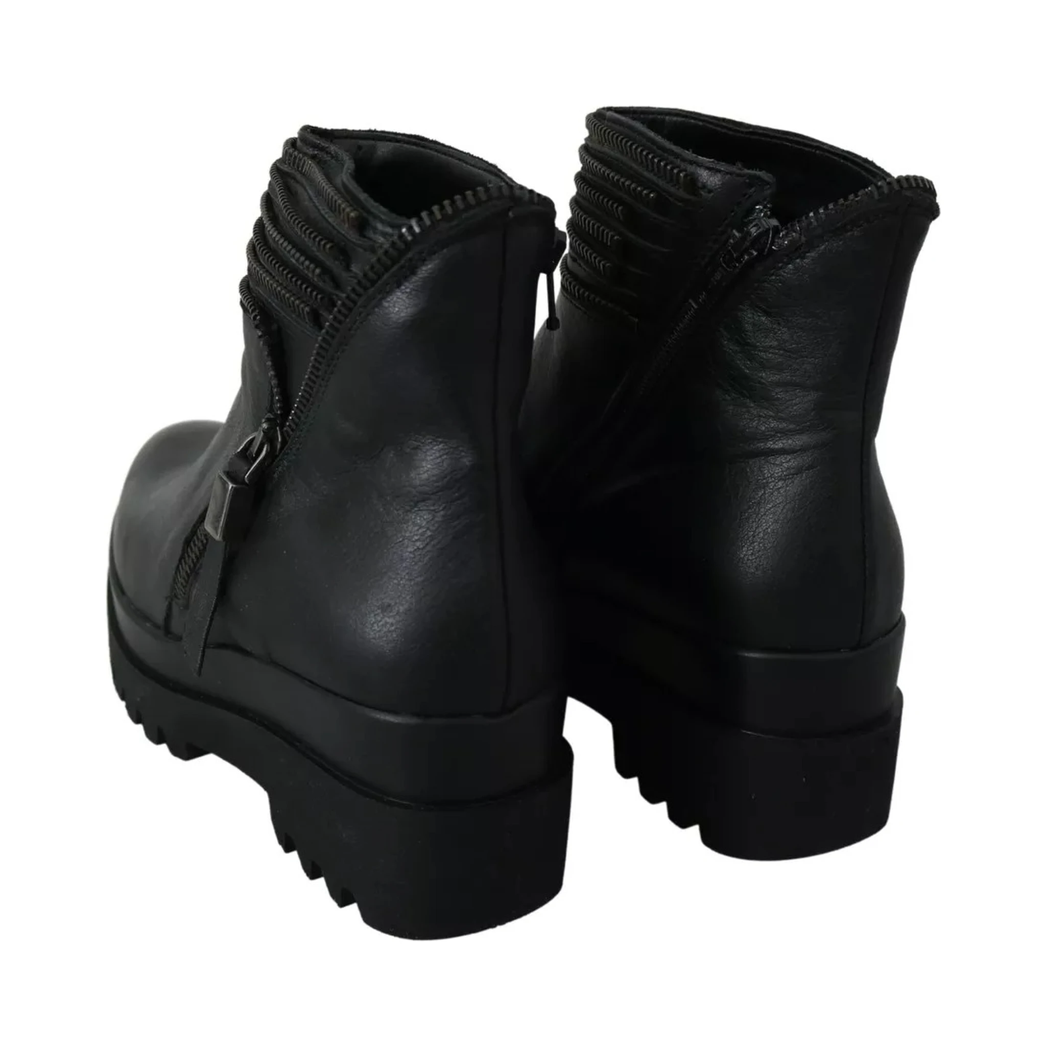 حذاء بوت أسود من الجلد بسحاب يصل إلى الكاحل
