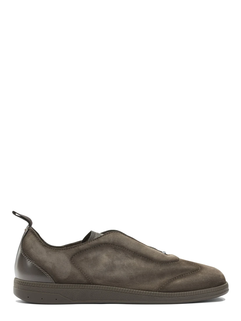 Sneaker with elastic laces