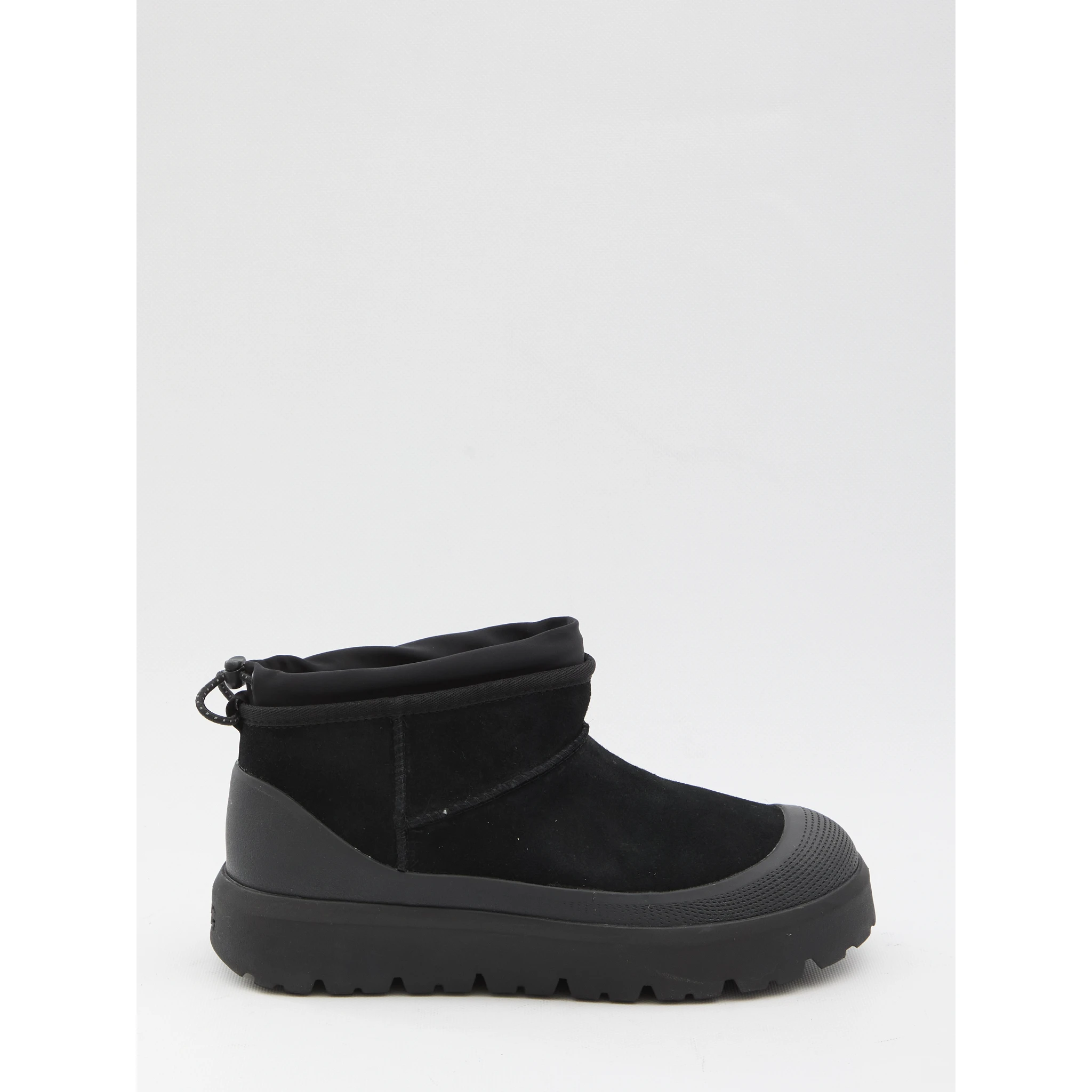 حذاء Ugg كلاسيكي صغير الحجم مناسب لجميع الأحوال الجوية