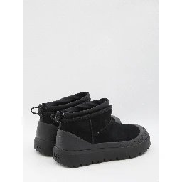 حذاء Ugg كلاسيكي صغير الحجم مناسب لجميع الأحوال الجوية