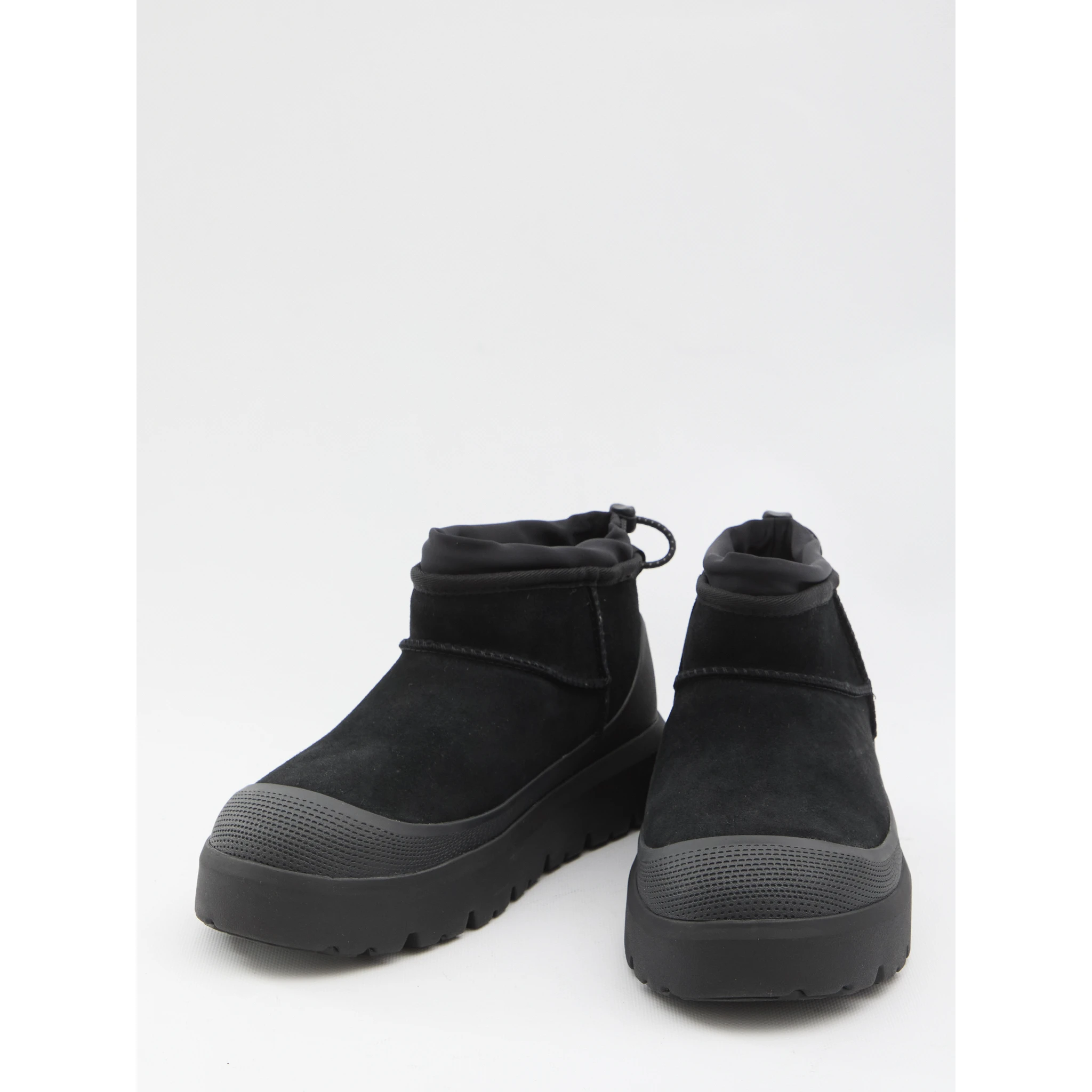 حذاء Ugg كلاسيكي صغير الحجم مناسب لجميع الأحوال الجوية