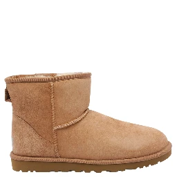 أحذية UGG بنية اللون