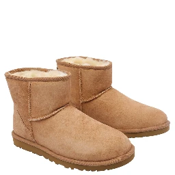 أحذية UGG بنية اللون