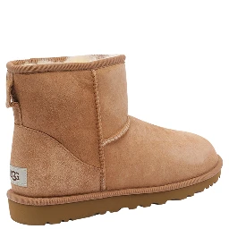 أحذية UGG بنية اللون