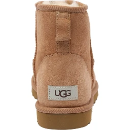 أحذية UGG بنية اللون