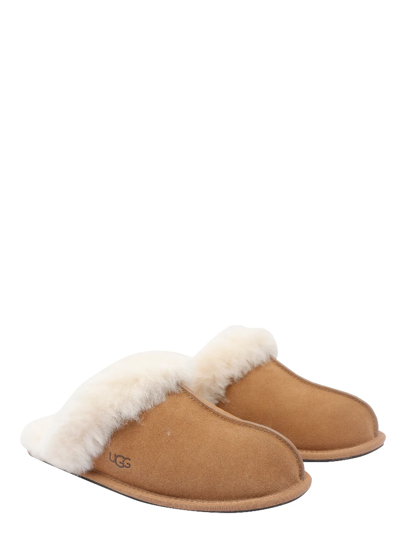 صندل UGG بني اللون