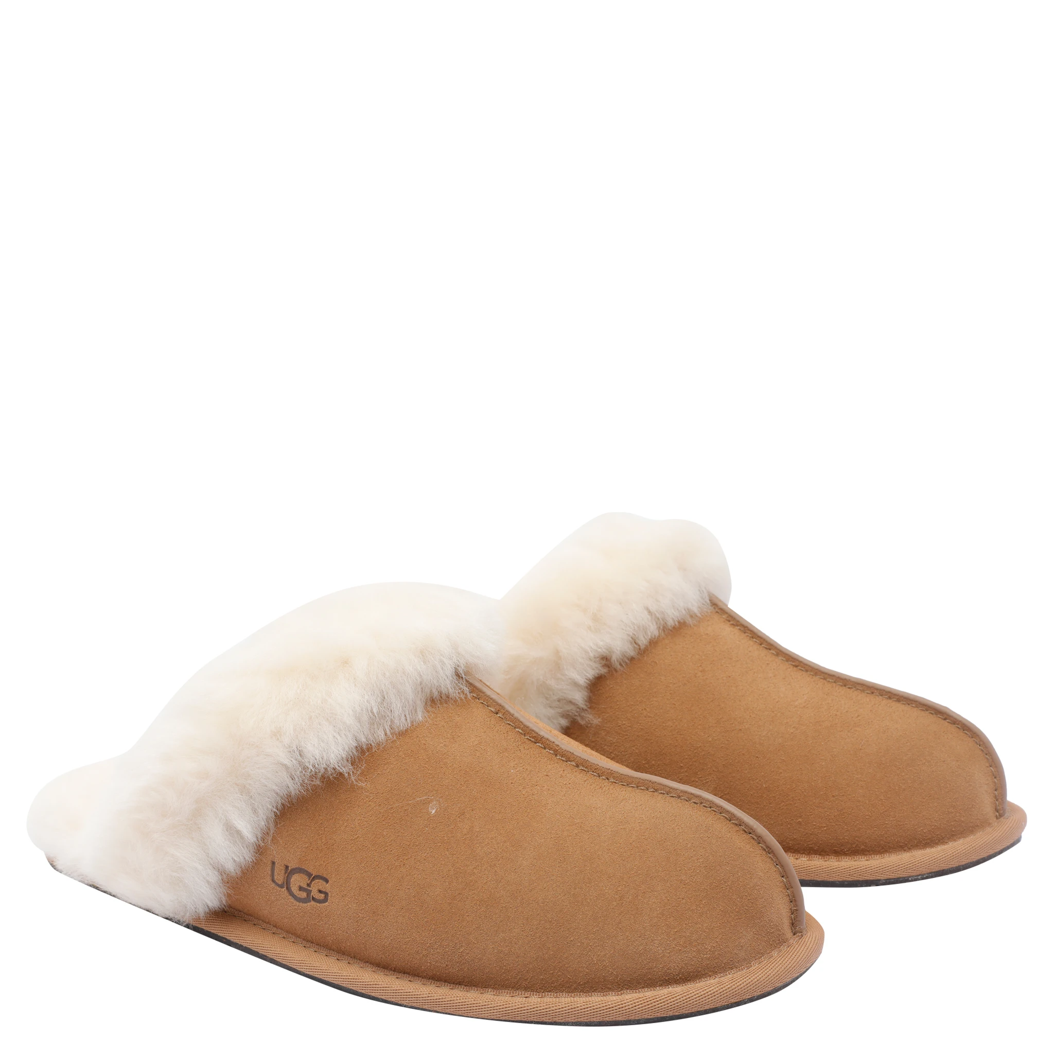 صندل UGG بني اللون
