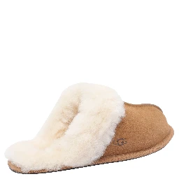 صندل UGG بني اللون