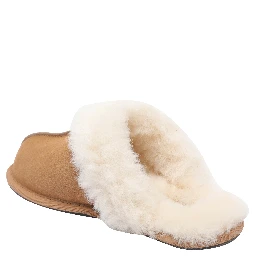 صندل UGG بني اللون