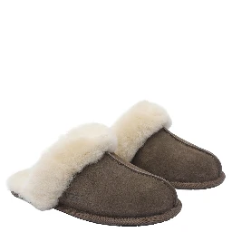 صندل UGG بني اللون