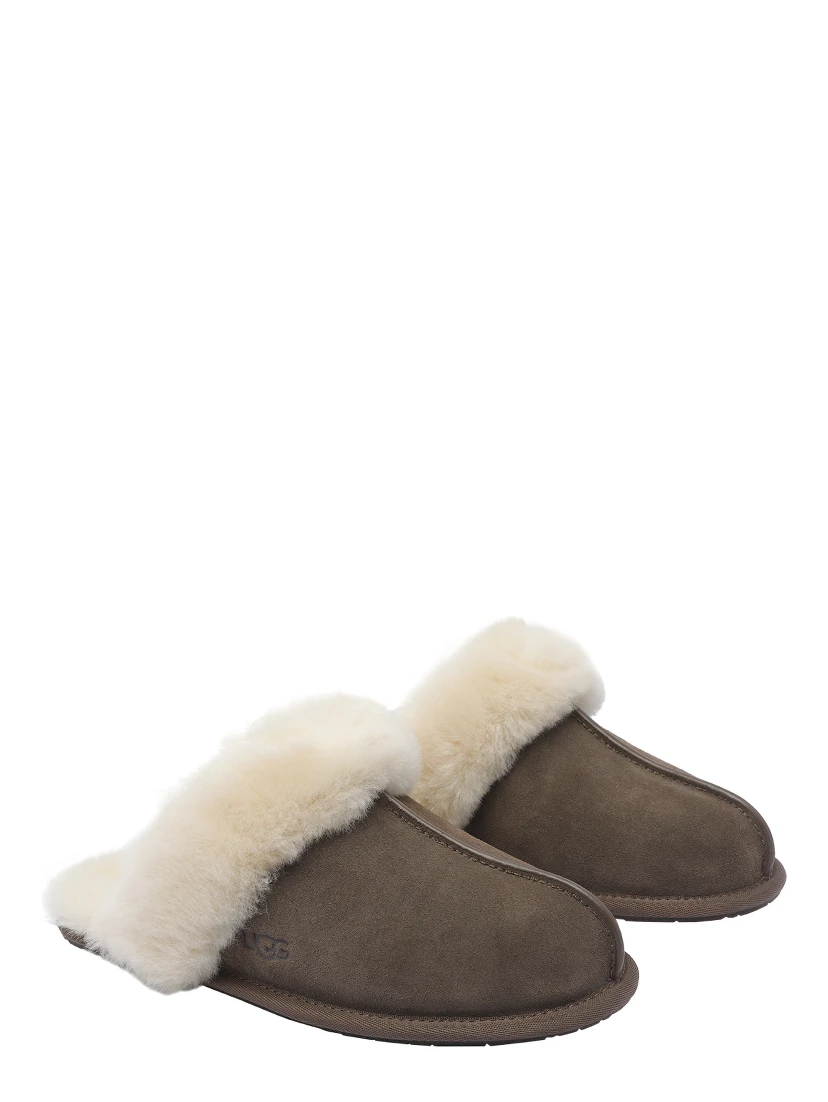 صندل UGG بني اللون