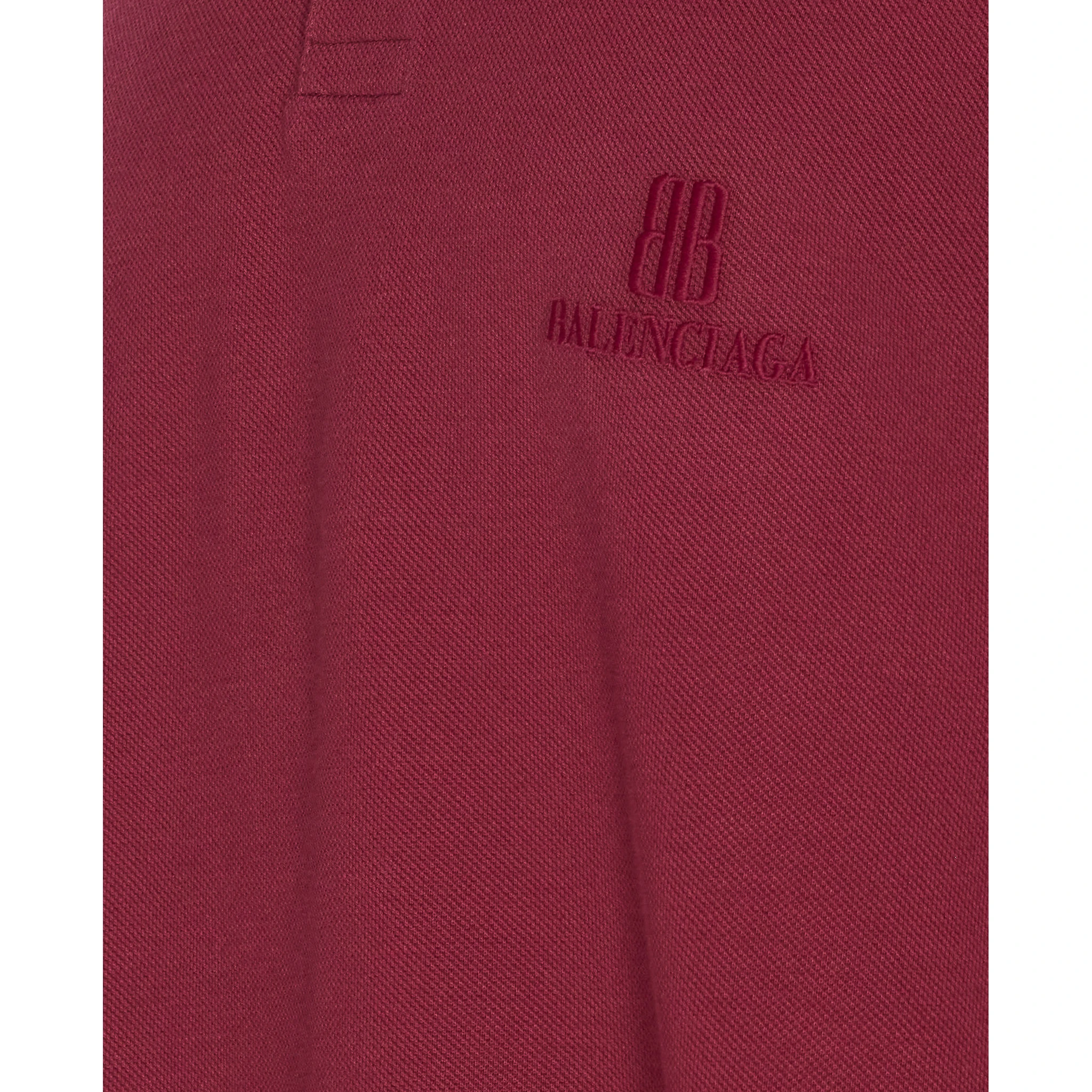 قمصان Balenciaga وقمصان بولو باللون الأحمر