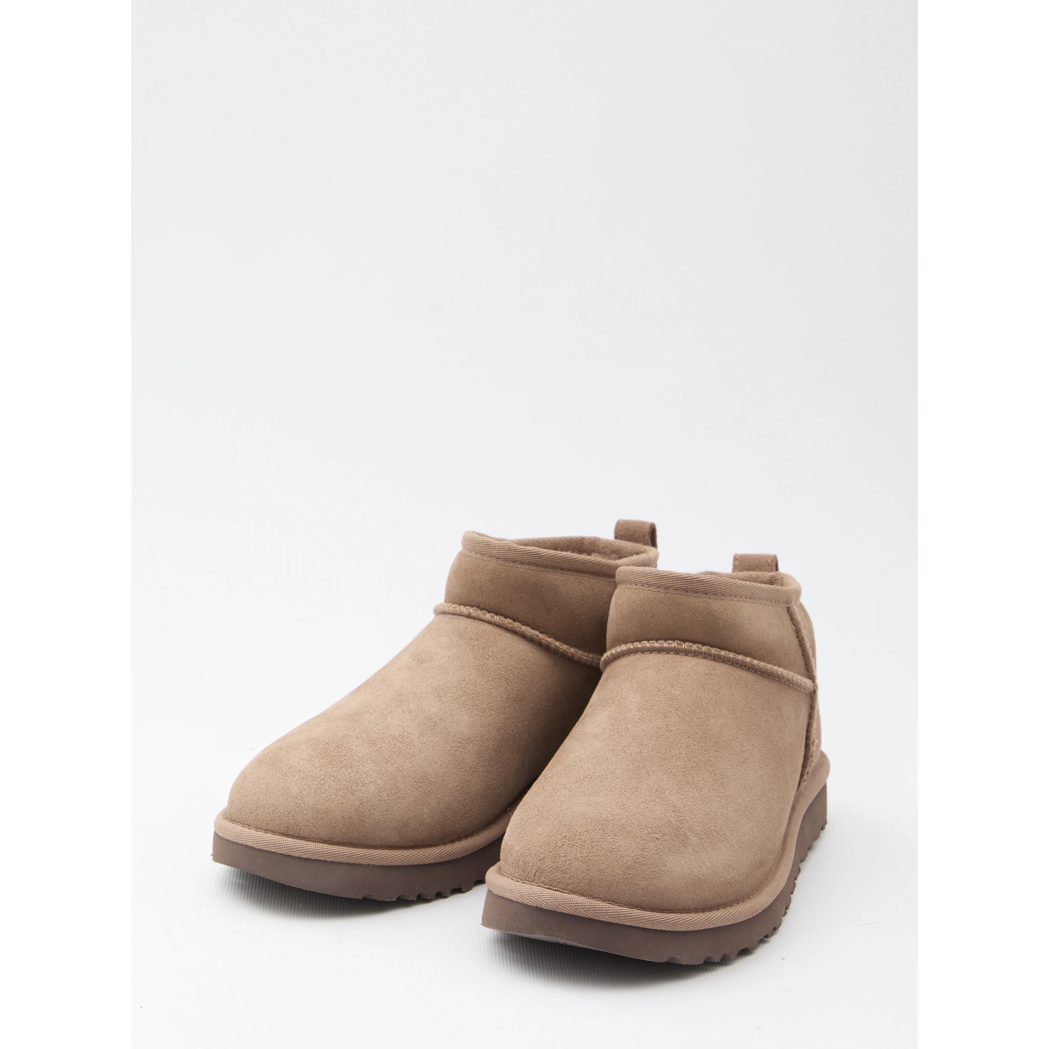 أحذية Ugg الكلاسيكية الصغيرة جدًا