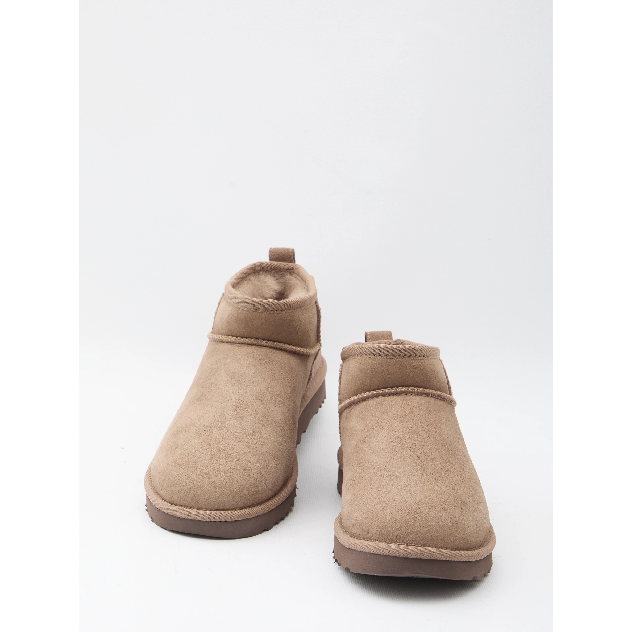 أحذية Ugg الكلاسيكية الصغيرة جدًا