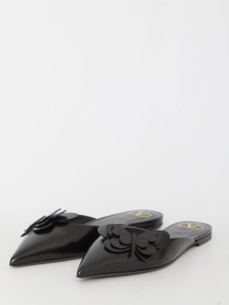 Flat mules in leather alternative