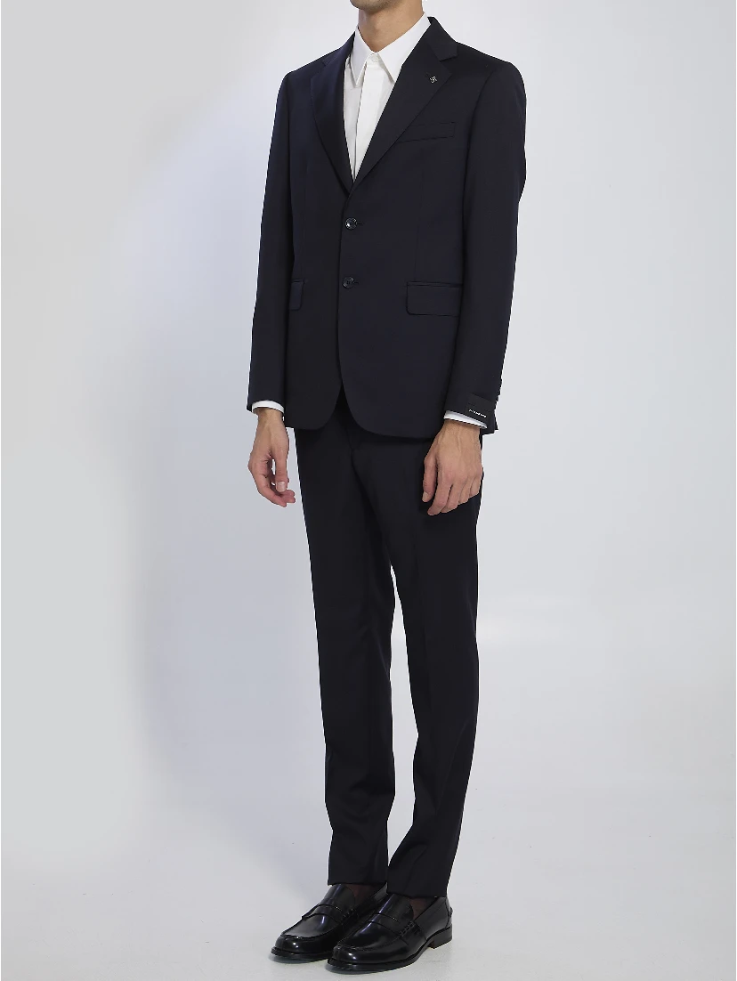 Single-breasted suit in virgin wool