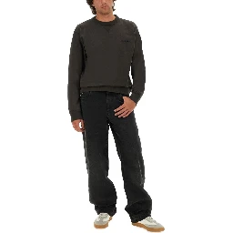 كنزة رياضية بشعار