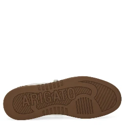 حذاء رياضي مكتوب عليه "T-TOE"