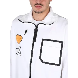 كنزة رياضية بشعار