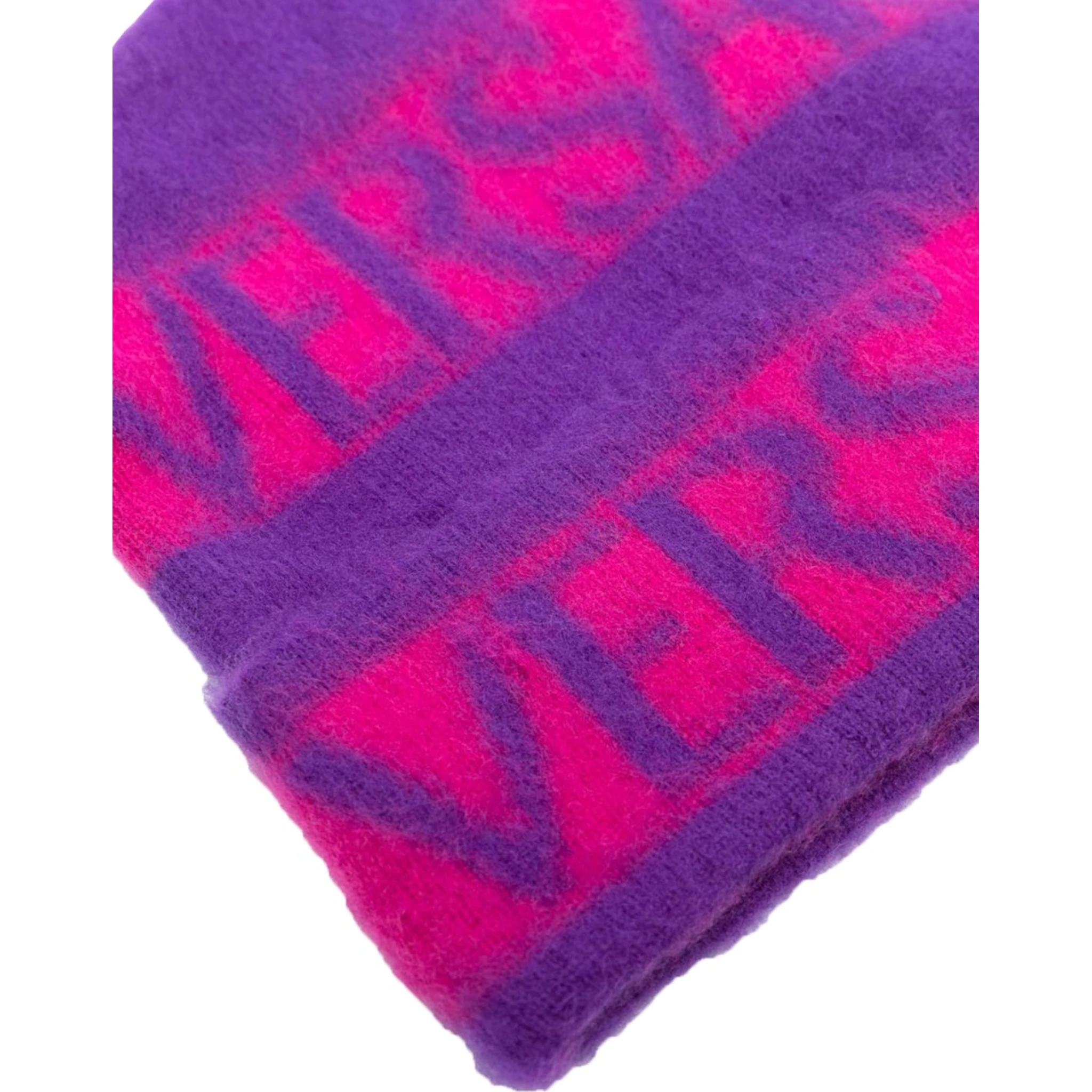 beanie logo stripes