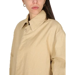 معطف واقٍ من المطر بتصميم عملي