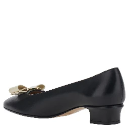 Vara 2.0 Black Pumps with Low Block Heel and Logo Plaque on the Front in Leather Woman