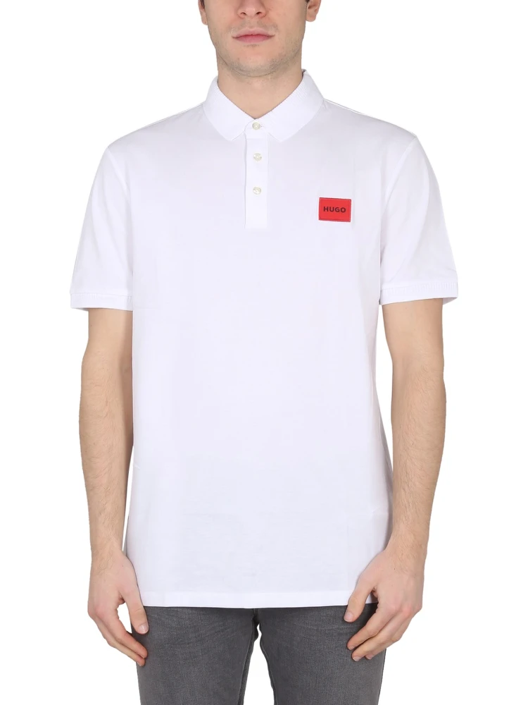 POLO CON PATCH LOGO