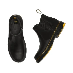CHELSEA BOOTS.