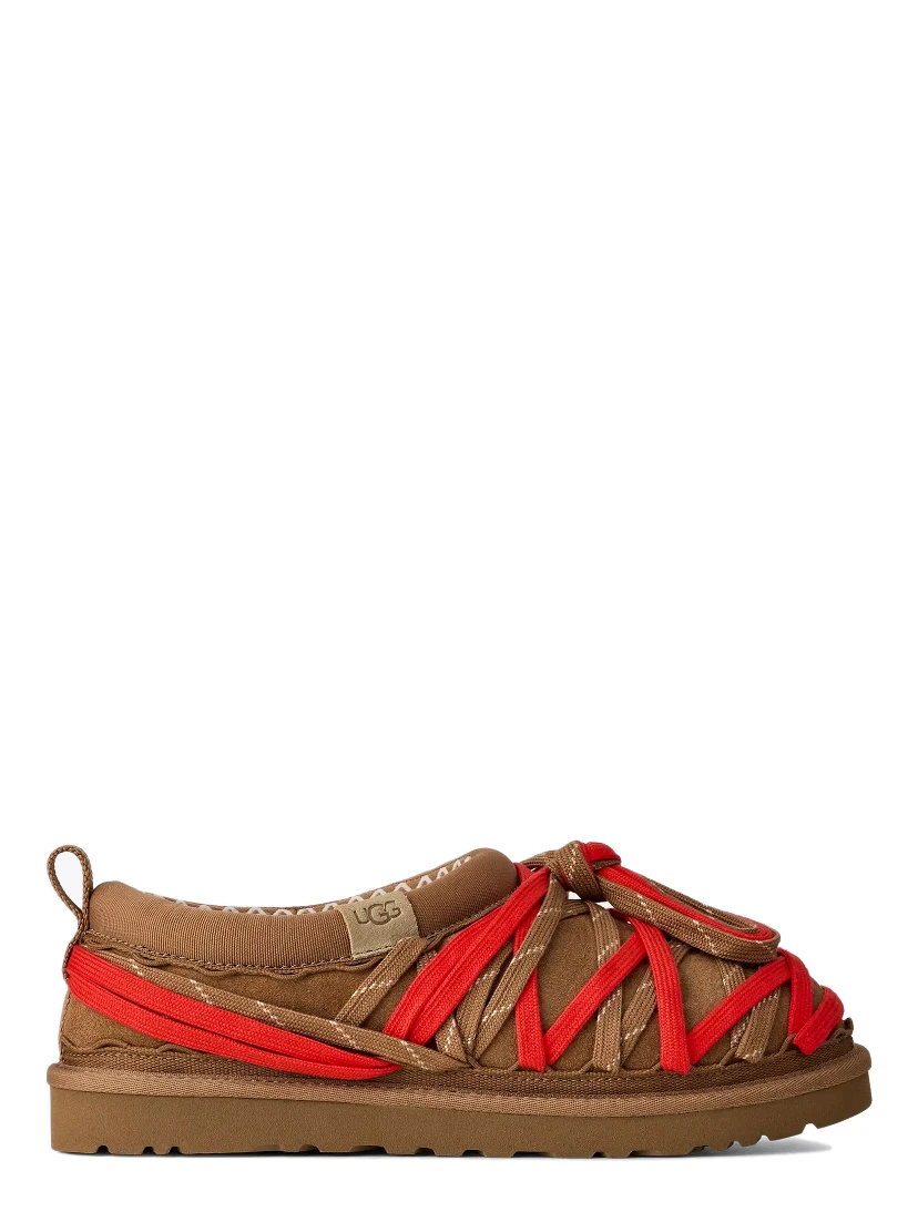 صندل UGG بني اللون