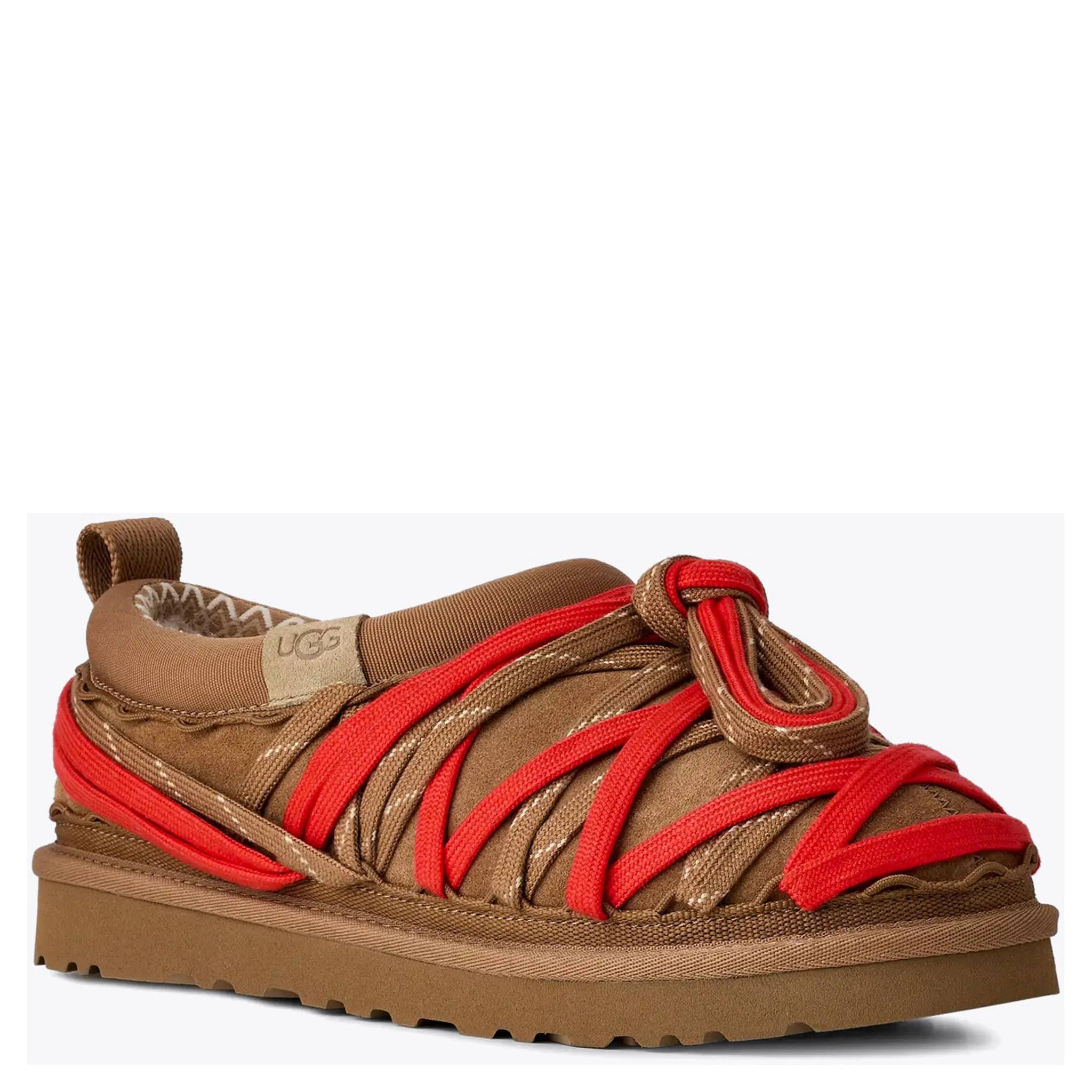 صندل UGG بني اللون
