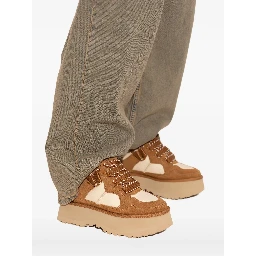 حذاء رياضي بني من UGG