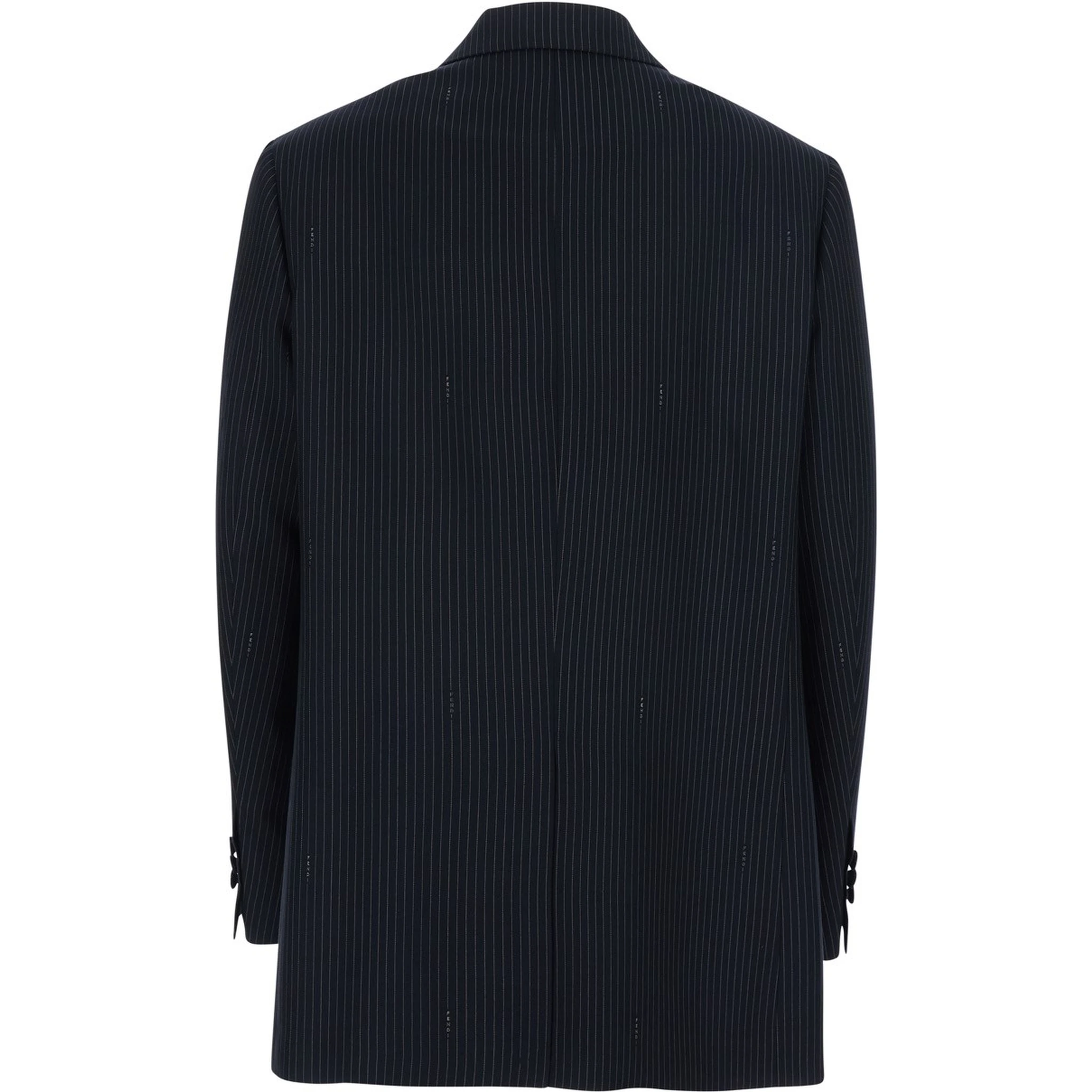 Double breasted coat in wool