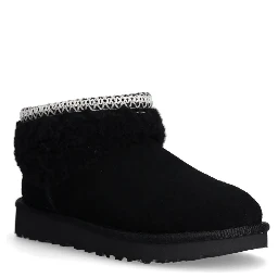 أحذية UGG سوداء