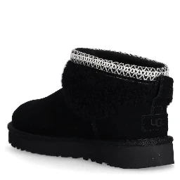 أحذية UGG سوداء