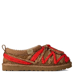 صندل UGG بني اللون
