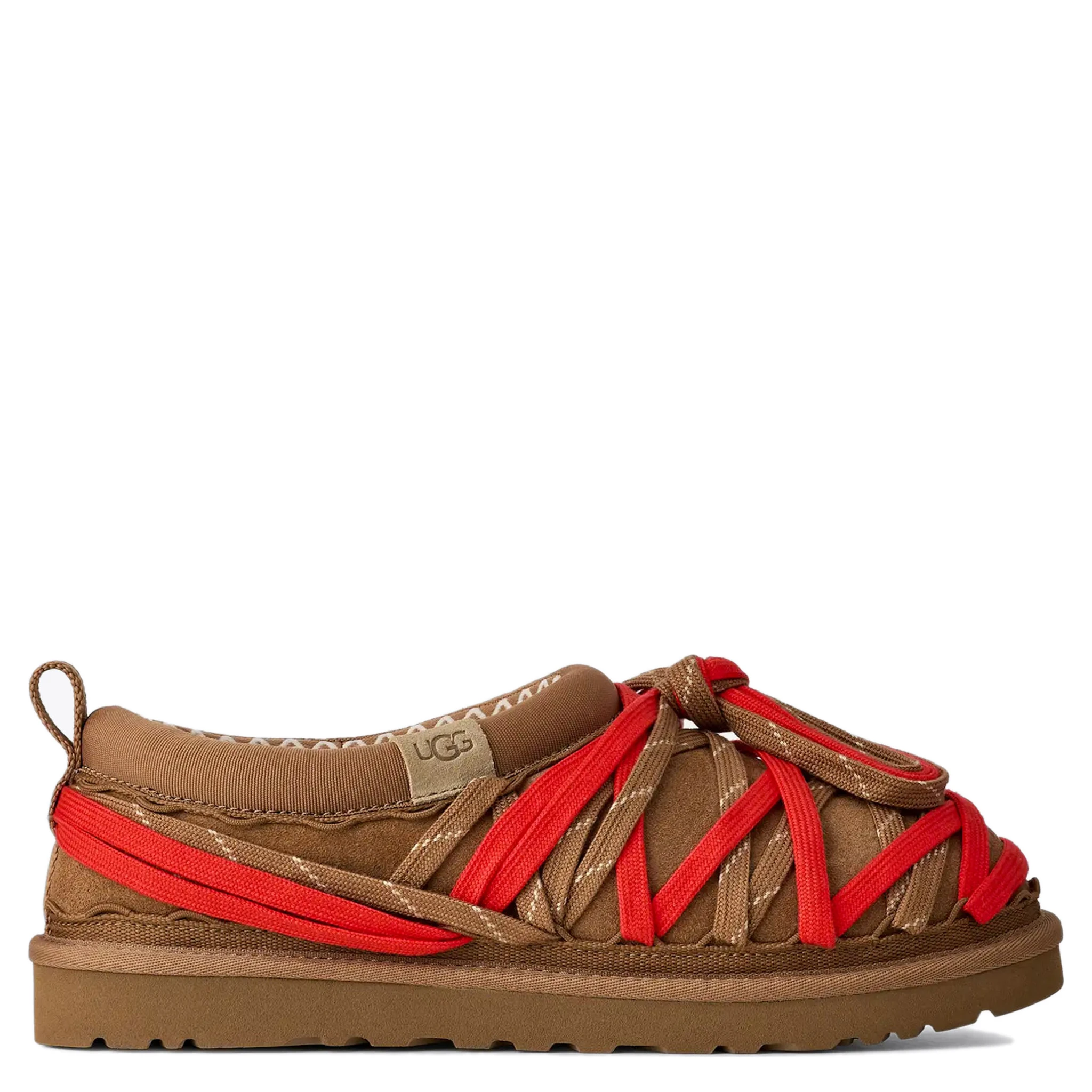 صندل UGG بني اللون