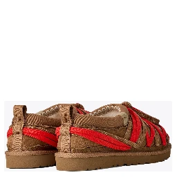 صندل UGG بني اللون