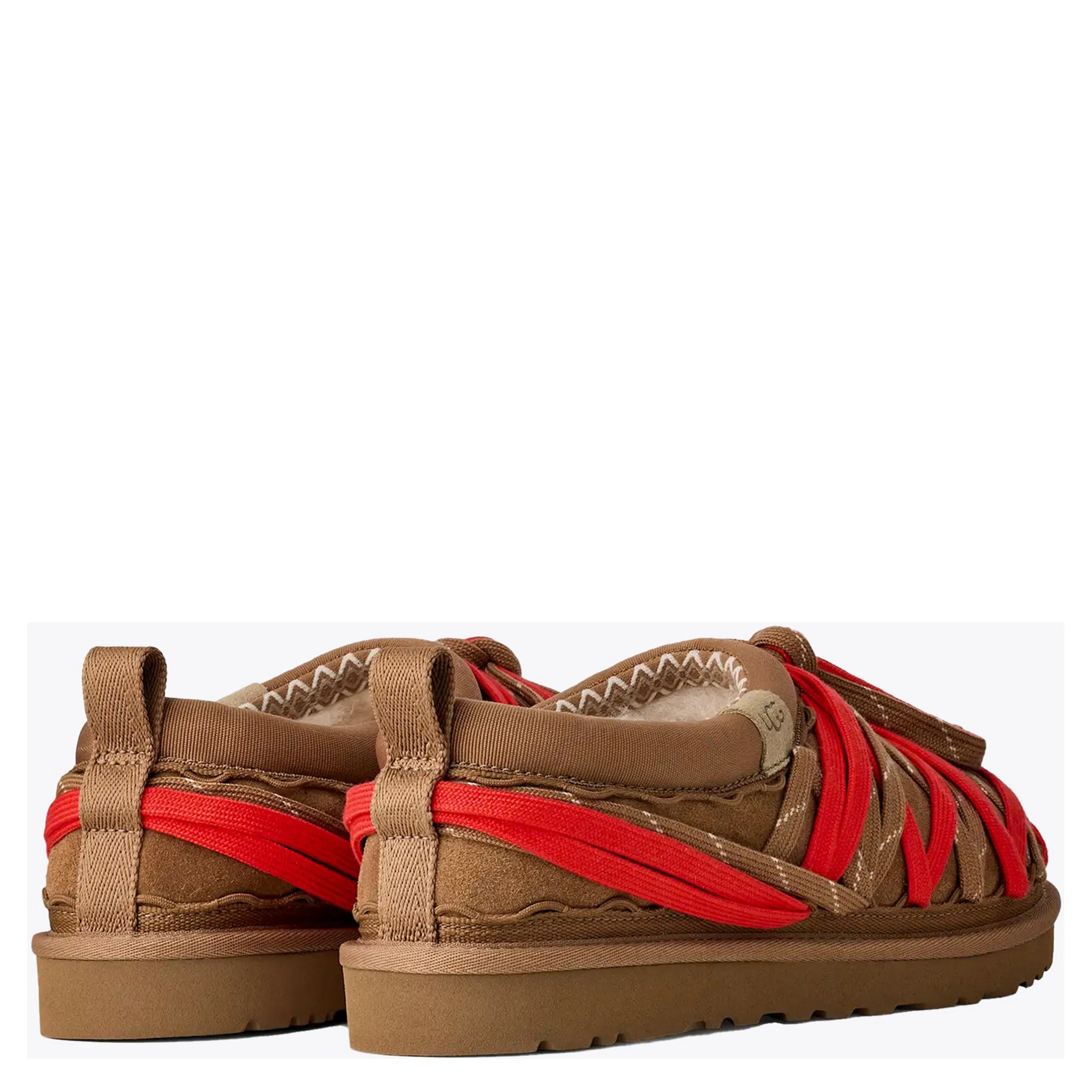 صندل UGG بني اللون