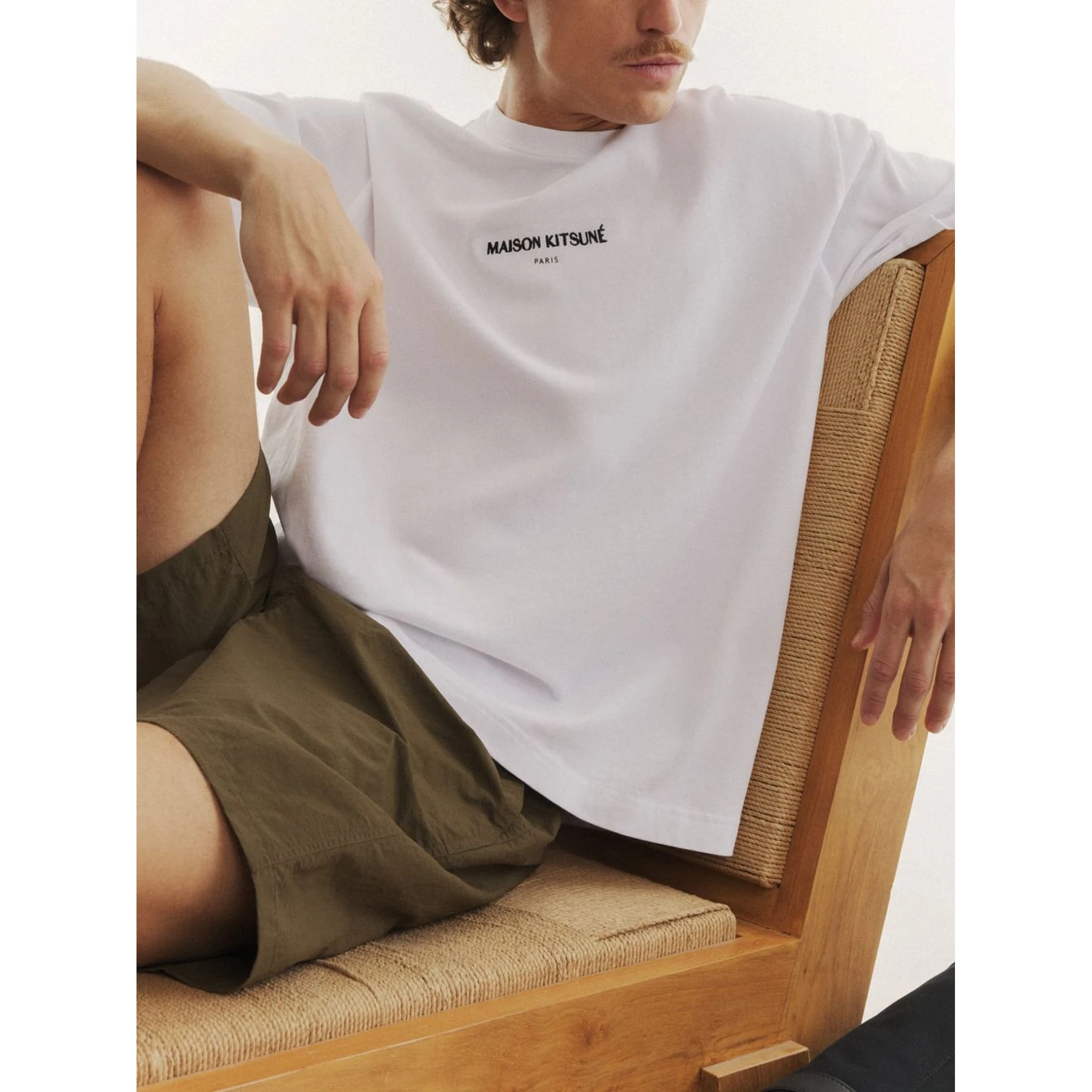 تيشيرتات وبولو من MAISON KITSUNE باللون البيج