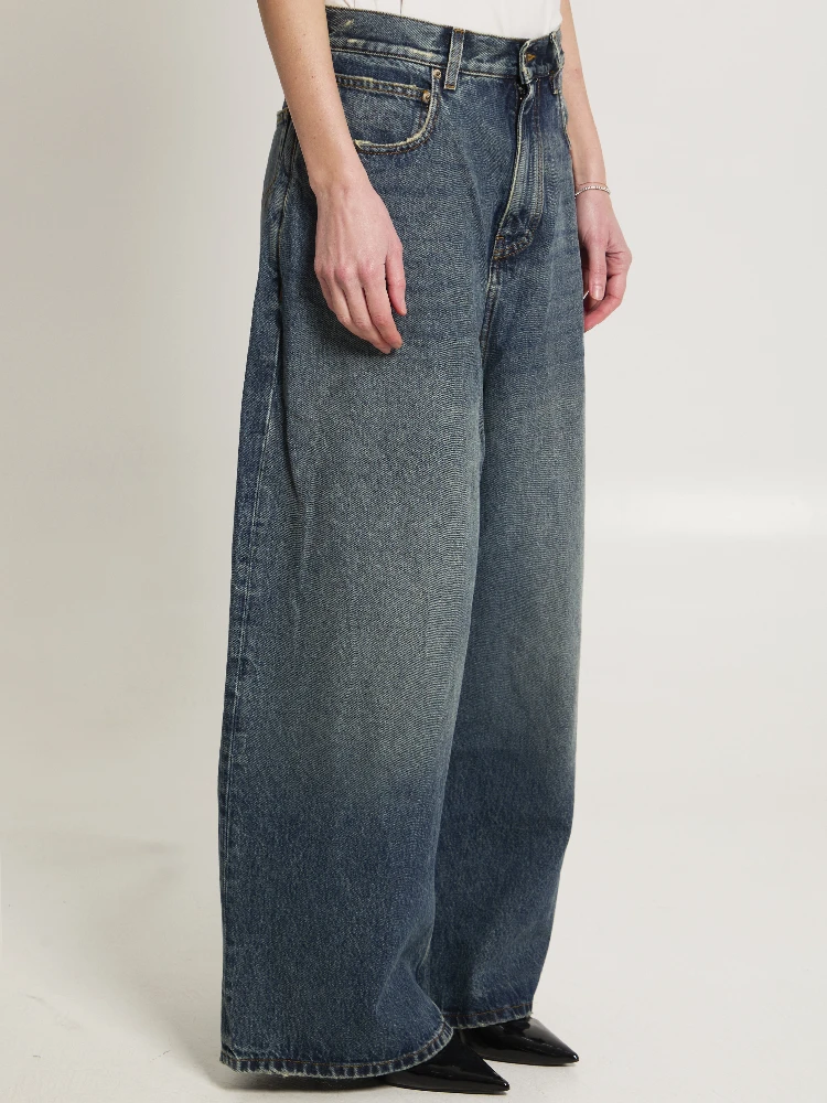 Low-rise baggy jeans alternative