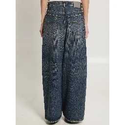 Low-rise baggy jeans
