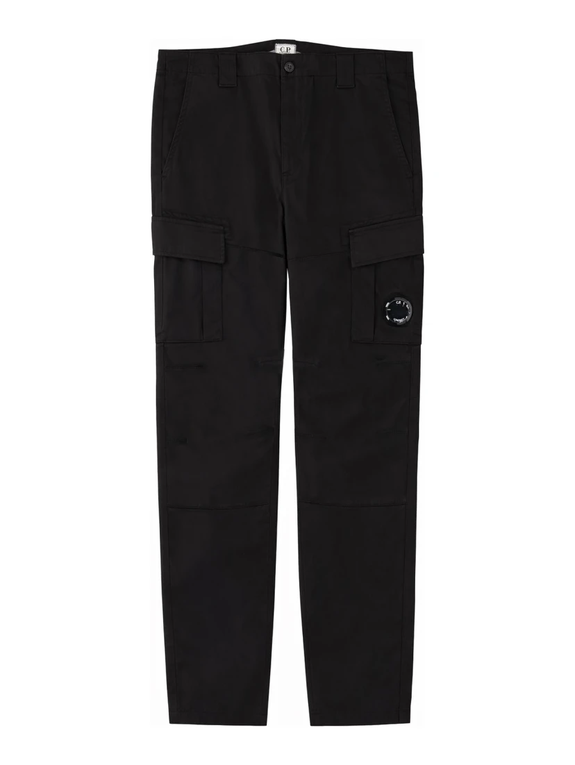 PANTALONE CARGO CON PATCH LOGO