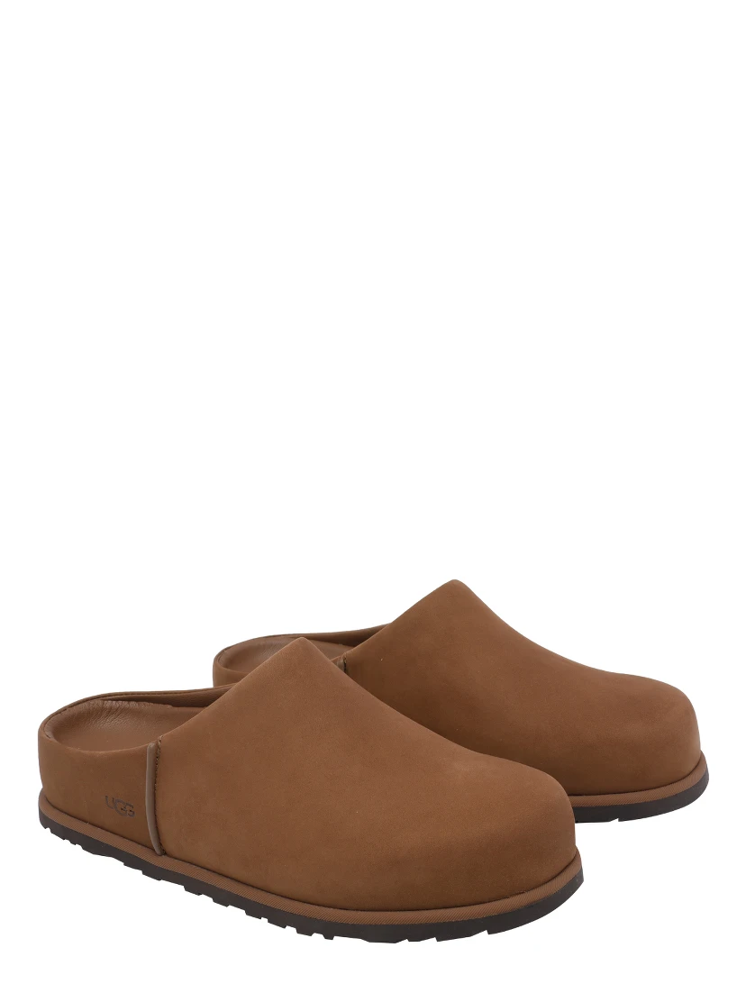 صندل UGG بني اللون