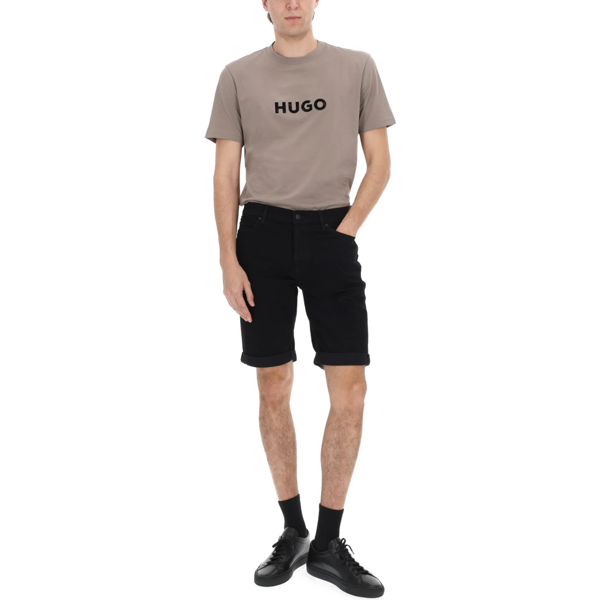 SHORTS CON PATCH LOGO