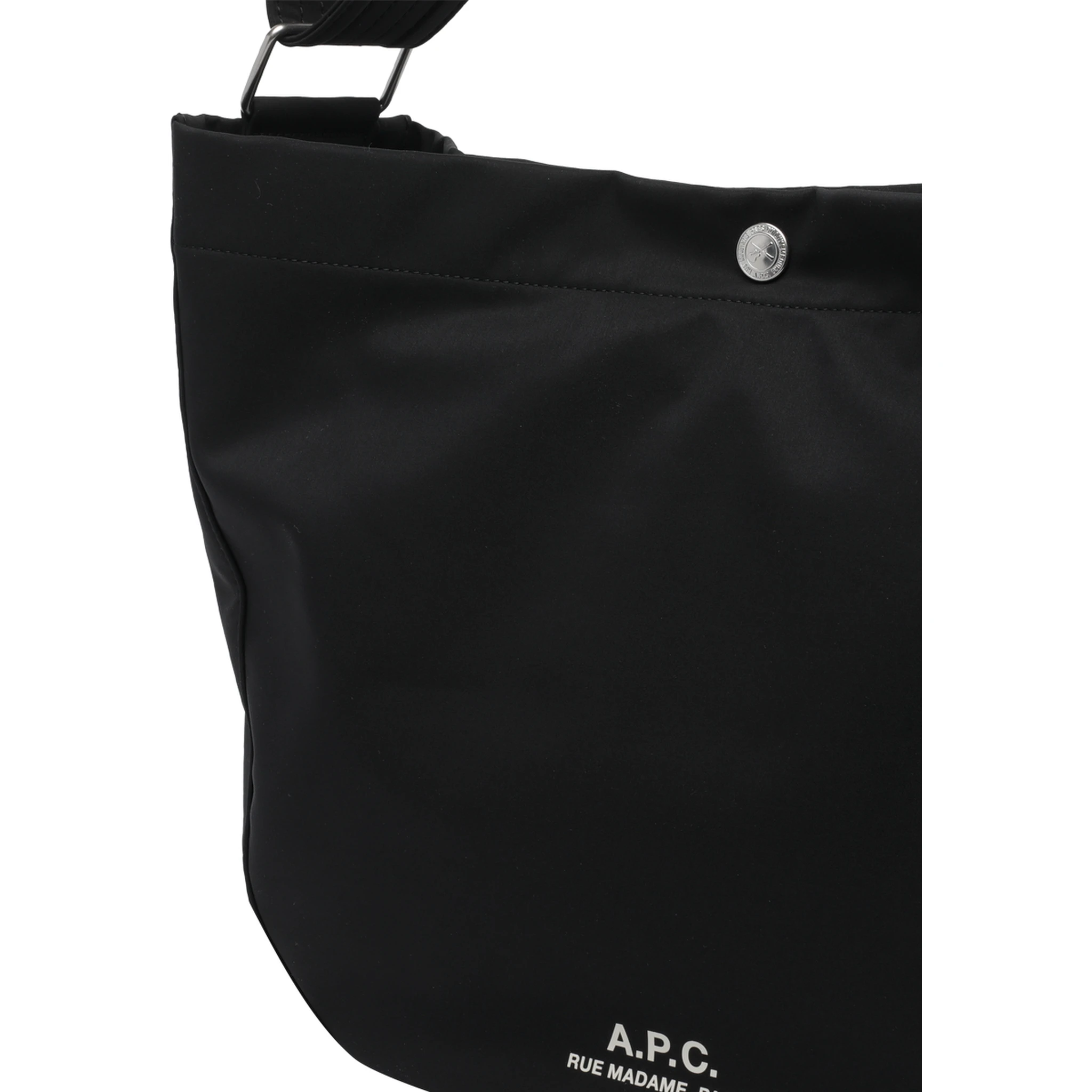 حقائب APC.. سوداء