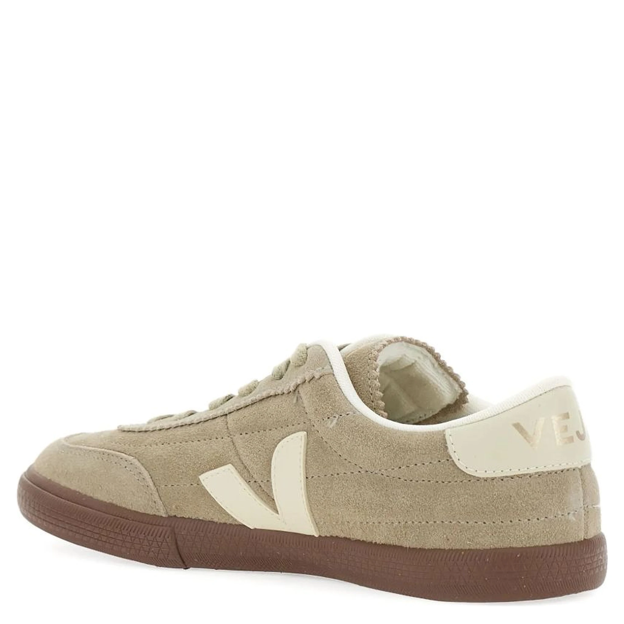 شاهد الأحذية الرياضية