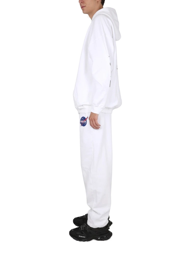 PANTALONE JOGGER CON PATCH alternative