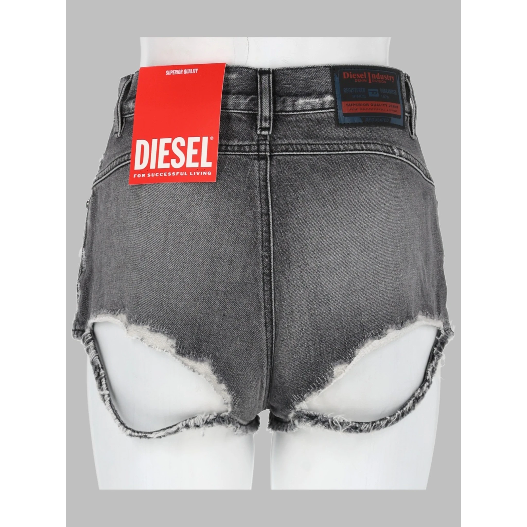 SHORTS IN DENIM CON ORLI SFRANGIATI